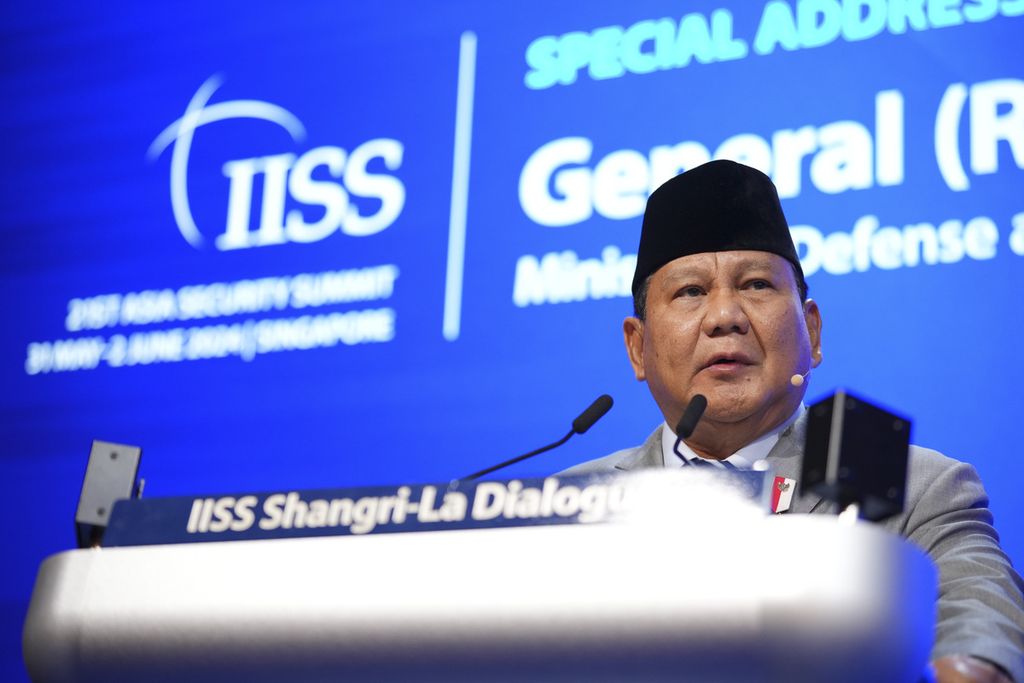 Menteri Pertahanan Republik Indonesia Prabowo Subianto memaparkan pandangan dalam Shangri-La Dialogue, Sabtu (1/6/2024), di Singapura.