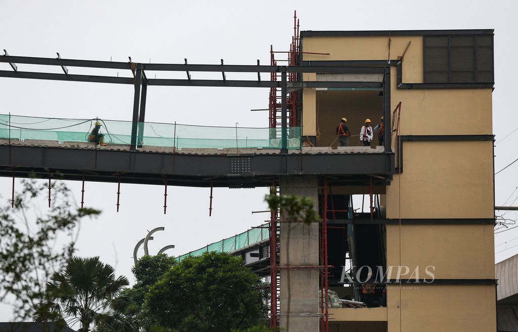 Aktivitas pekerja di proyek simpang temu Lebak Bulus, Jakarta Selatan, Sabtu (1/10/2022). Pembangunan infrastruktur ini menghubungkan bangunan Poin Square dan stasiun MRT Lebak Bulus.