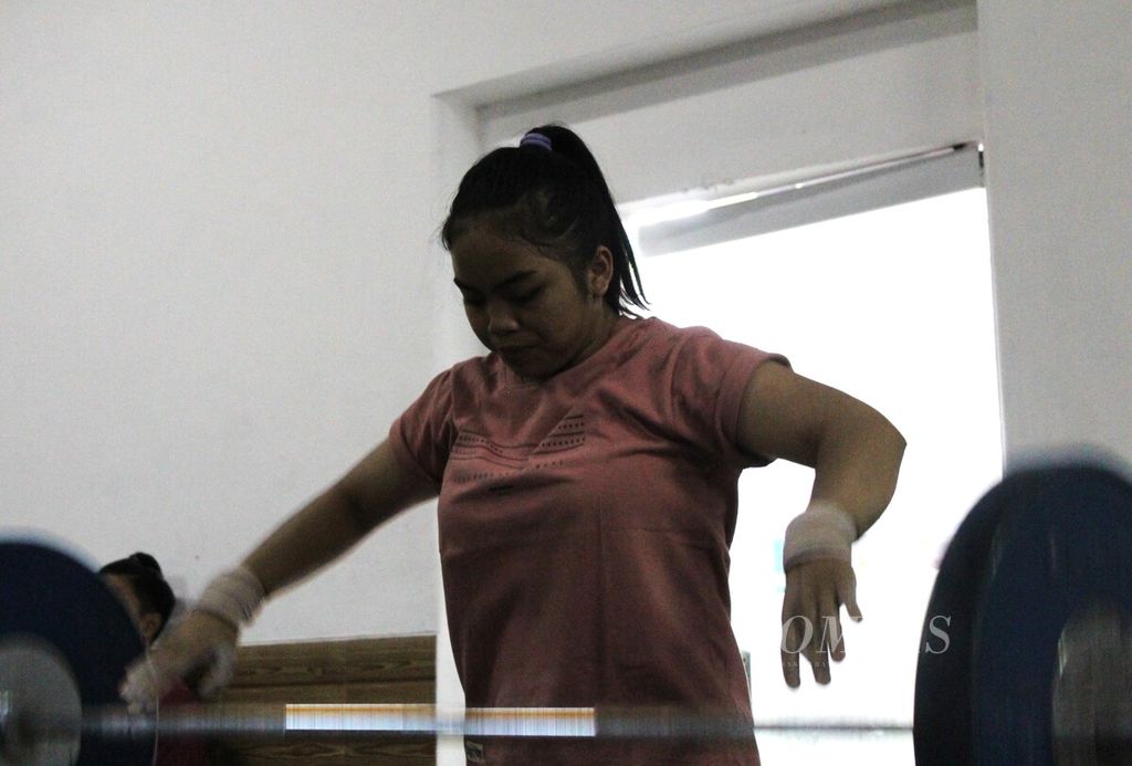 Sarah, salah satu lifter muda yang masih berusia 18 tahun sedang berlatih angkat besi di Mess Kwini, Rabu (26/4/2023). Ia merupakan satu dari enam lifter putri yang dikirim ke SEA Games Kamboja 2023.