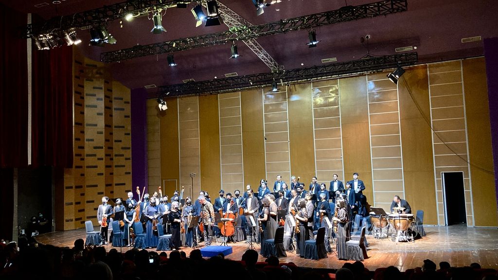 Yayasan Musik Amadeus Indonesia menggelar konser musik klasik di gedung Pusat Perfilman H Usmar Ismail, Jakarta, Kamis (29/9/2022) malam. Konser ini untuk memperingati 30 tahun berdirinya yayasan tersebut. Adapun konser menampilkan sekitar 52 musisi yang tergabung dalam Amadeus Symphony Orchestra.