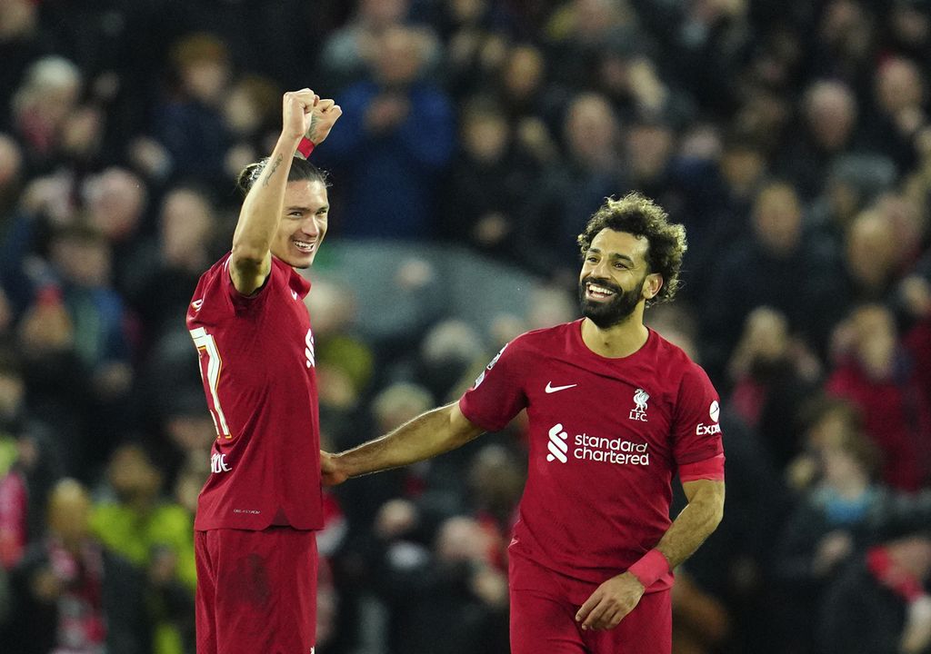Dua pencetak gol bagi Liverpool, Darwin Nunez (kiri) dan Mohamed Salah, merayakan kemenangan mereka atas Napoli dalam laga lanjutan Grup A Liga Champions, di Stadion Anfield, Liverpool, Inggris, Rabu (2/11/2022) dini hari WIB. Liverpool memenangi laga dengan skor 2-0. 