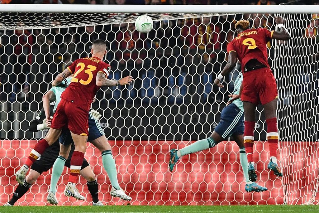 Penyerang Roma, Tammy Abraham (kanan), menanduk bola yang berujung gol timnya ke gawang Leicester City pada laga pertemuan kedua babak semifinal Liga Konferensi Eropa di Roma, Italia, Jumat (6/5/2022) dini hari WIB. Roma menang, 1-0 (agregat 2-1), dan lolos ke final. 