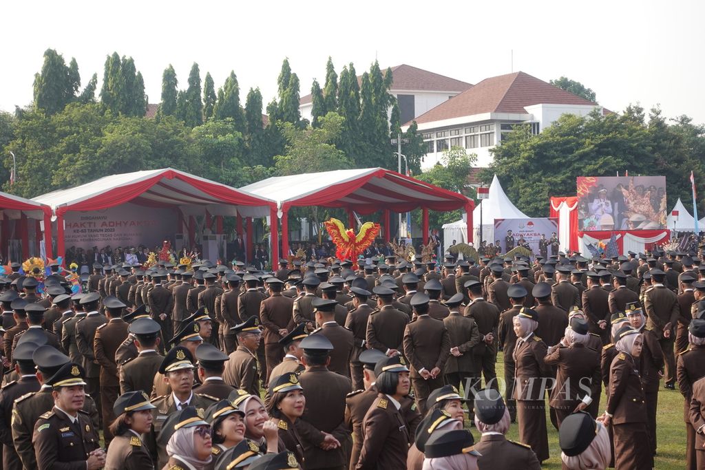 Presiden Joko Widodo dan para peserta upacara saat menyaksikan atraksi seni yang ditampilkan pada peringatan Hari Bhakti Adhyaksa Ke-63 tahun 2023 yang digelar di Lapangan Upacara Badan Pendidikan dan Pelatihan Kejaksaan Republik Indonesia, Jakarta, Sabtu (22/7/2023).