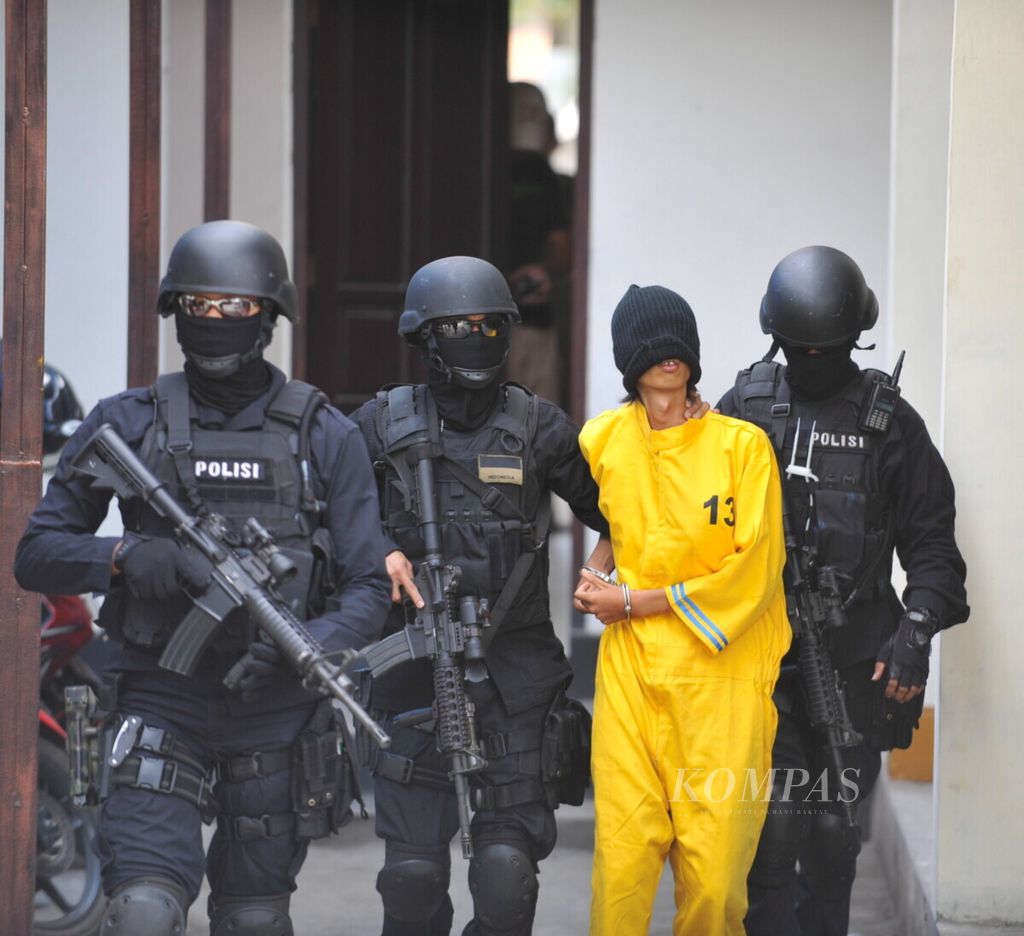 Tim Detasemen Khusus 88 Antiteror mengawal satu dari enam tersangka teroris yang ditangkap di Solo, Jawa Tengah, untuk dibawa menggunakan bus ke Jakarta, Jumat (28/9/2012), di Markas Brimob Polda DIY.