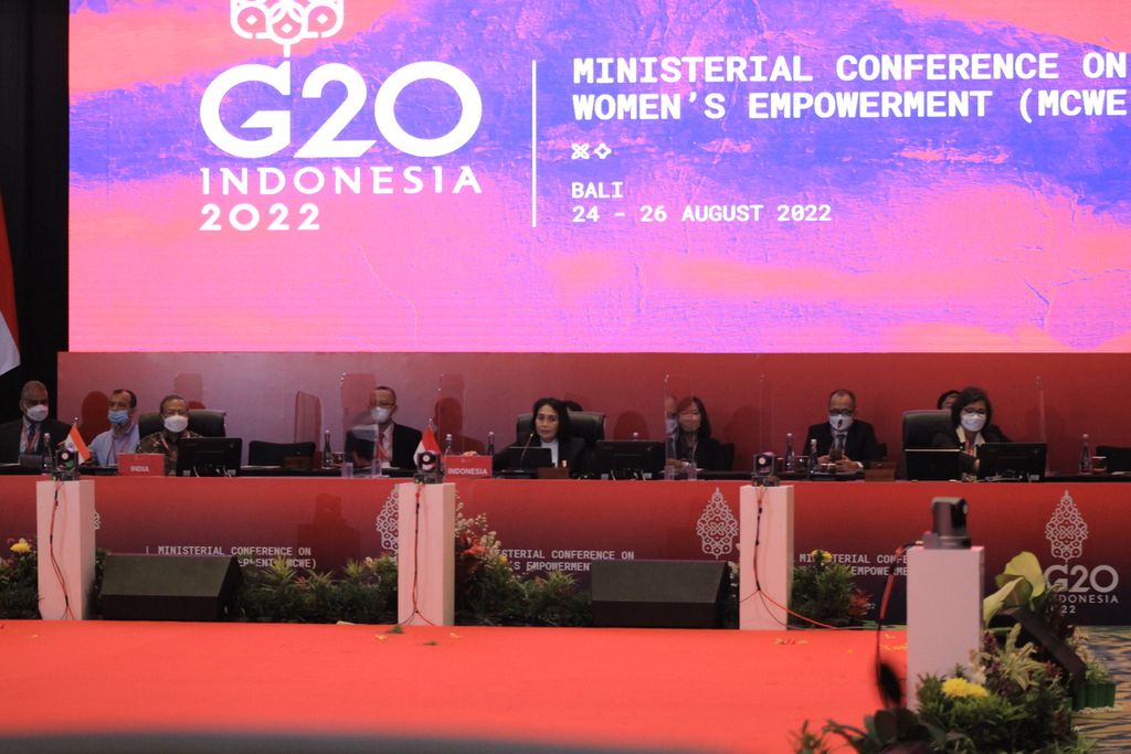 Menteri Pemberdayaan Perempuan dan Perlindungan Anak (PPPA) I Gusti Ayu Bintang Darmawati (tengah) hadir membawakan sambutan pada Pembukaan Konferensi Tingkat Menteri G20 tentang Pemberdayaan Perempuan (G20 Ministerial Conference on Women’s Empowerment/MCWE), Rabu (24/8/2022) di Nusa Dua, Bali. Sejumlah menteri dalam kelompok G20 hadir di Bali.