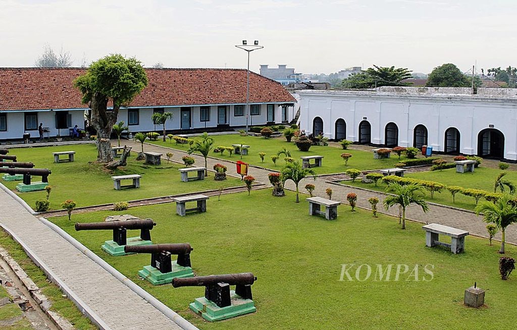 Suasana bagian tengah Benteng Marlborough di Kota Bengkulu,  Senin (18/9).   Benteng  dibangun pada masa pemerintahan empat deputi gubernur, mulai  tahun 1712 hingga 1718. 