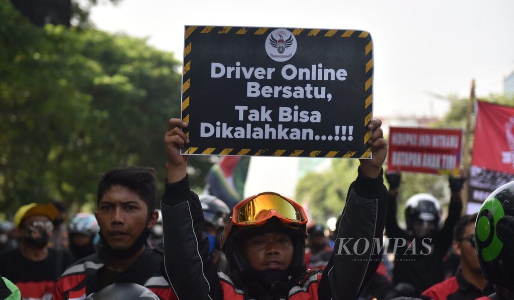 Unjuk rasa pengendara ojek daring di depan Kantor Dinas Perhubungan Provinsi Jatim, Surabaya, Kamis (24/3/2022). 