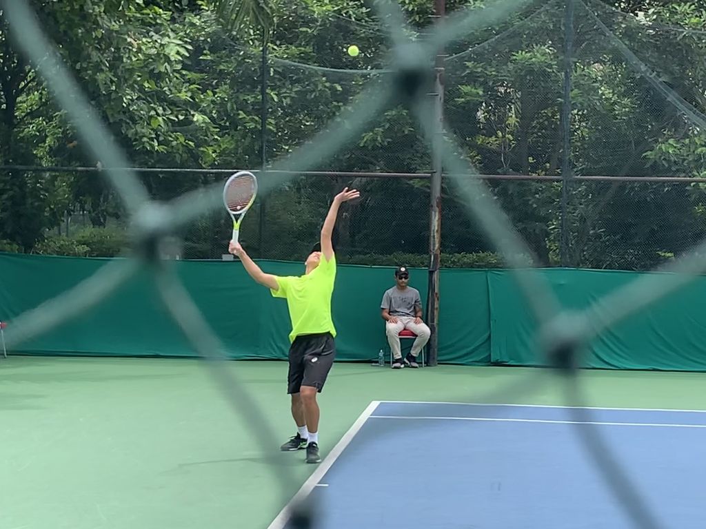 Tsung Hao Huang, petenis Taiwan, melakukan servis dalam final tunggal putra pada seri kedua turnamen tenis internasional Medco Energi 2022, Minggu (6/11/2022), di lapangan tenis Hotel Sultan, Jakarta. Tsung berhadapan dengan Arthur Weber, petenis asal Perancis, yang menjuarai nomor tunggal putra pada seri pertama. Final itu dimenangi Huang.