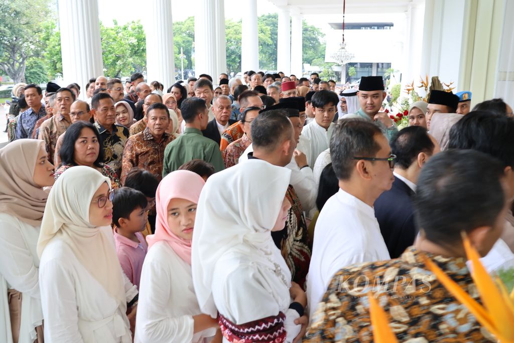 Antrean warga dan pejabat bersiap mengucapkan selamat Idul Fitri kepada Presiden Joko Widodo dan Nyonya Iriana di Istana Negara, Jakarta, Rabu (10/4/2024).