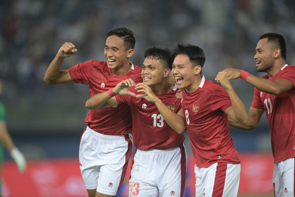 Rachmat Irianto (kedua dari kiri), pemain Indonesia, dan rekan-rekan setimnya merayakan golnya ke gawang Kuwait, pada laga kualifikasi Grup A Piala Asia 2023 di Stadion Internasional Jaber Al Ahmad, Kuwait, Kamis (9/6/2022) dini hari WIB. Indonesia menang 2-1 pada laga itu. 