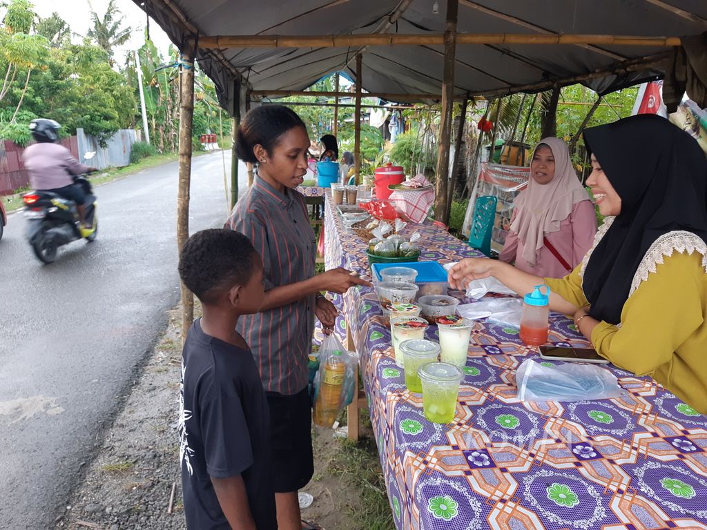 Aktivitas warga setempat yang menjual aneka takjil dan kuliner jelang berbuka puasa di Pasar Ramadhan Kampung Kerukunan. Warga yang berjualan di Pasar Ramadhan tidak hanya yang beragama islam.