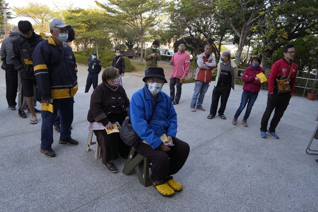 Warga mengantre untuk masuk ke salah satu tempat pemungutan suara di kota Tainan, Taiwan, 13 Januari 2024. 