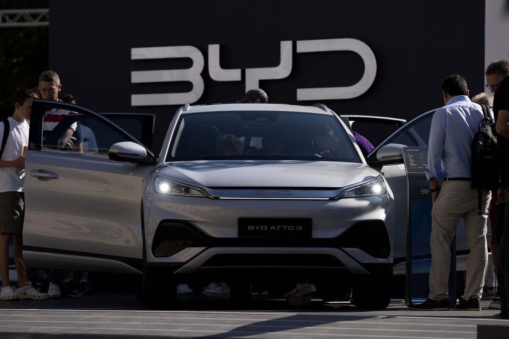 Salah satu seri mobil buatan BYD dikenalkan di Muenchen, Jerman, pada September 2023. BYD, produsen asal China, menutup 2023 dengan angka penjualan lebih banyak dari Tesla. 