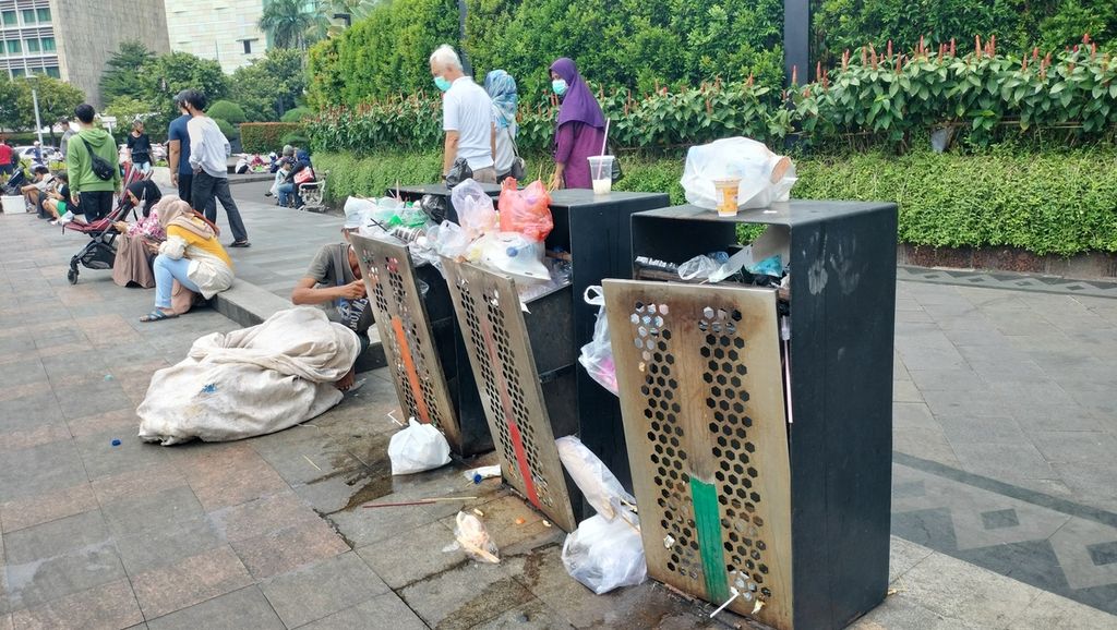 Kondisi tempat sampah setelah HBKB di dekat Halte Transjakarta Bundaran HI, Gondangdia, Menteng, Jakarta Pusat, Minggu (6/11/2022).