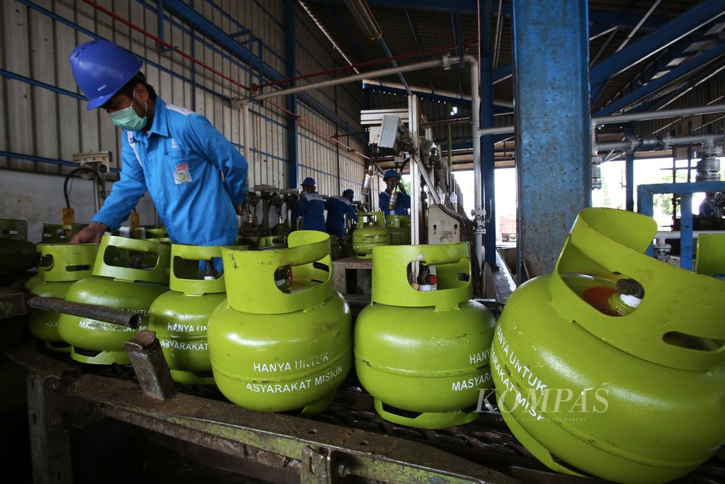 Ilustrasi. Petugas memproses isi ulang tabung gas 3 kilogram di stasiun pengisian SPBE PT Sadikun Gas, Kebun Jeruk, Jakarta, Kamis (16/1/2020). 