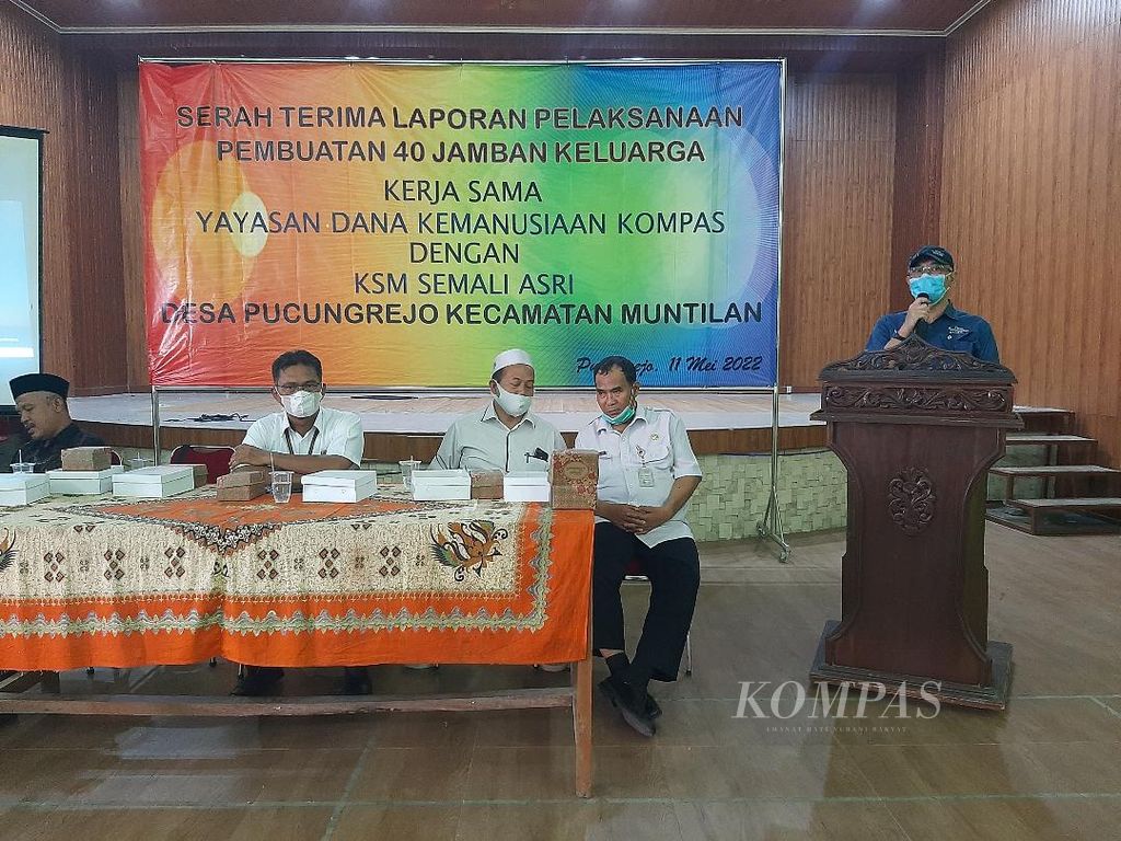 Manajer Eksekutif YDKK Anung Wendyartaka (kanan) memberikan sambutan dalam acara serah terima laporan pelaksanaan pembangunan 40 jamban keluarga di Desa Pucungrejo, Kecamatan Muntilan, Kabupaten Magelang, Jateng, Rabu (11/5/2022).
