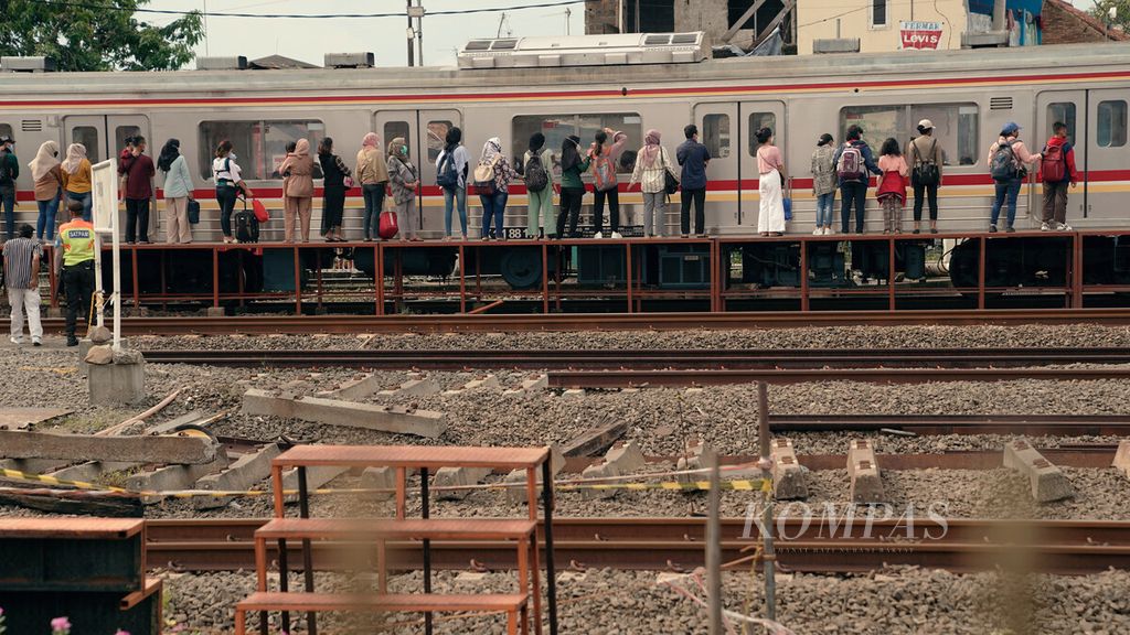 Pengguna KRL bersiap naik kereta di Stasiun Tambun, Kabupaten Bekasi, Jawa Barat, Selasa (3/5/2022). 
