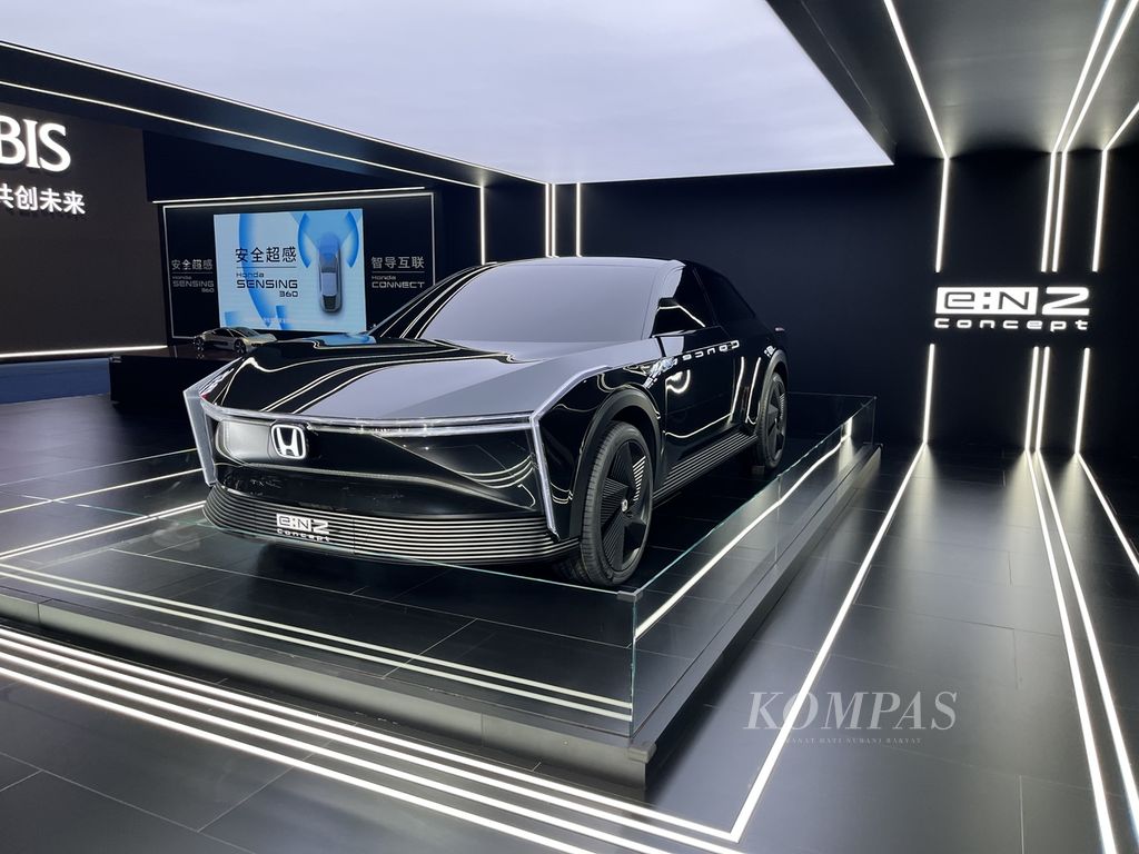 Perusahaan otomotif Honda ikut memamerkan prototipe mobil listriknya di China International Import Expo, Minggu (6/11/2022), di Shanghai. Selain Honda, banyak produsen otomotif ikut pameran, salah satunya Tesla.