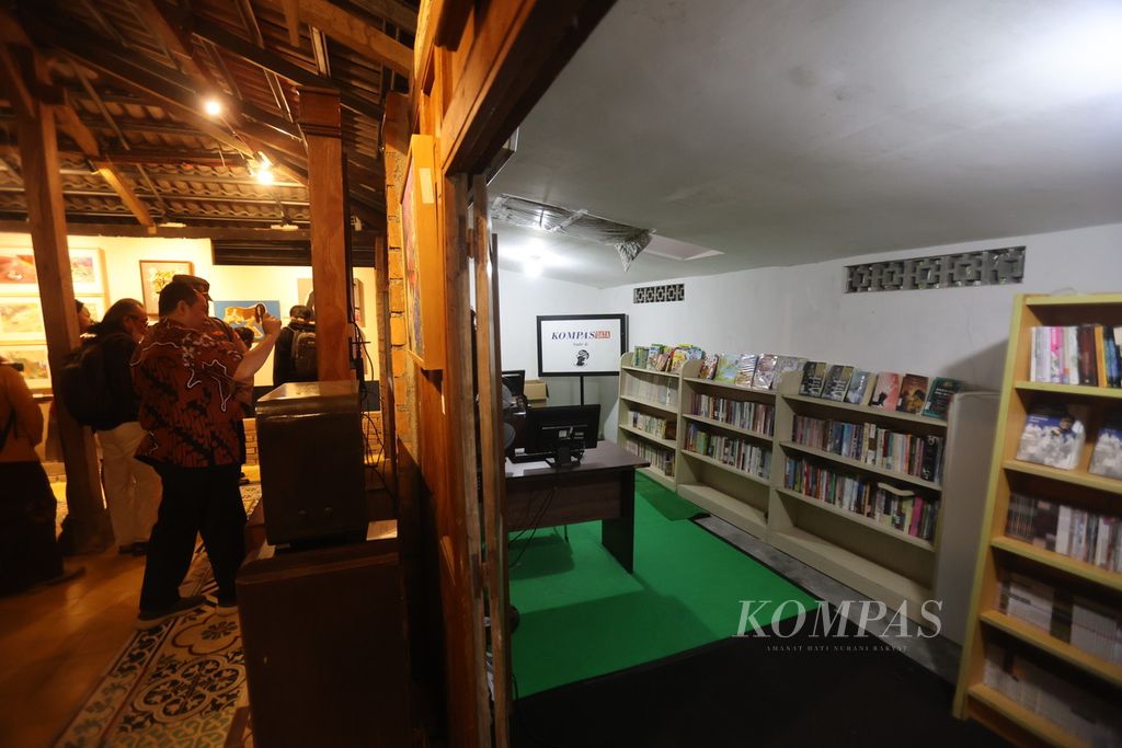 Ruang pameran seni rupa yang terhubung dengan perpustakaan dan Pusat Informasi <i>Kompas </i>di Sekolahane Pak Petroek, kompleks Omah Petroek, Desa Hargobinangun, Pakem, Sleman, DI Yogyakarta, Kamis (25/7/2024).