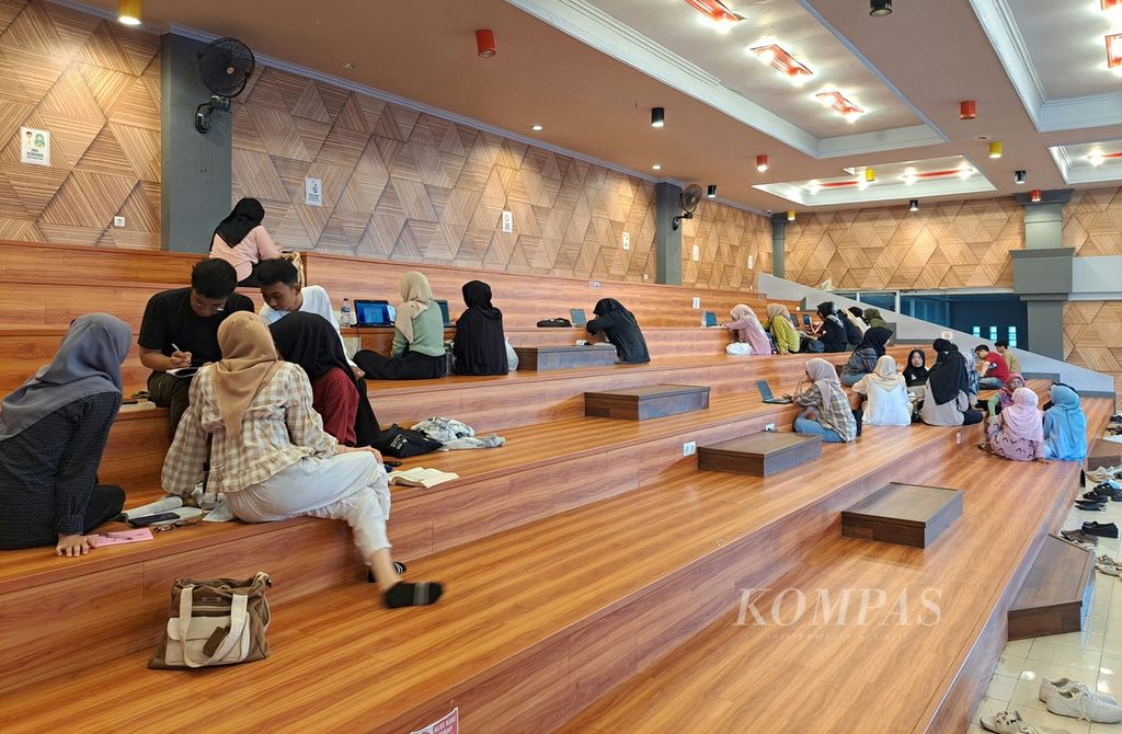 Young people are active in the co-working space on the third floor of the Bagindo Aziz Chan Youth Center in Padang City, West Sumatra, Wednesday (24/4/2024).