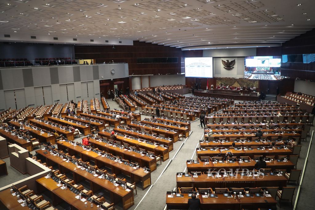 Suasana rapat paripurna di Gedung Parlemen, Jakarta, Selasa (22/8/2023). DPR menggelar rapat paripurna dengan agenda penyampaian pandangan umum dari setiap fraksi terkait Rancangan Undang-Undang Anggaran Pendapatan dan Belanja Negara (RUU APBN) 2024. Semua fraksi menyetujui RUU APBN 2024 dibahas pada tingkat lanjut.