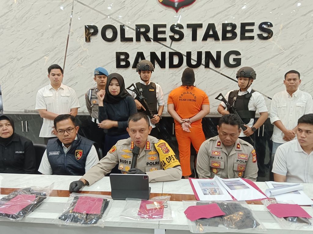 Kapolrestabes Bandung Komisaris Besar Budi Sartono, Senin (15/4/2024), menyampaikan hasil penyelidikan kasus pembunuhan seorang perempuan berinisial SJ di salah satu apartemen di Kota Bandung, Jawa Barat. Polisi telah menangkap pelaku berinisial NM pada Jumat (12/4/2024).