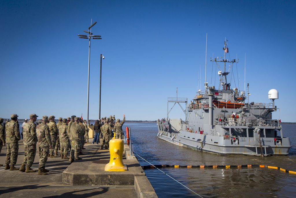 Sekumpulan tentara dari Brigade VII Transportasi (Ekspedisi) melambaikan tangan ke arah kru LLV Monterey saat kapal bertolak dari Pangkalan Bersama Langley-Eustis di Hampton, Virginia, AS, Selasa (12/3/2024), dalam misi bantuan kemanusiaan ke Gaza. 