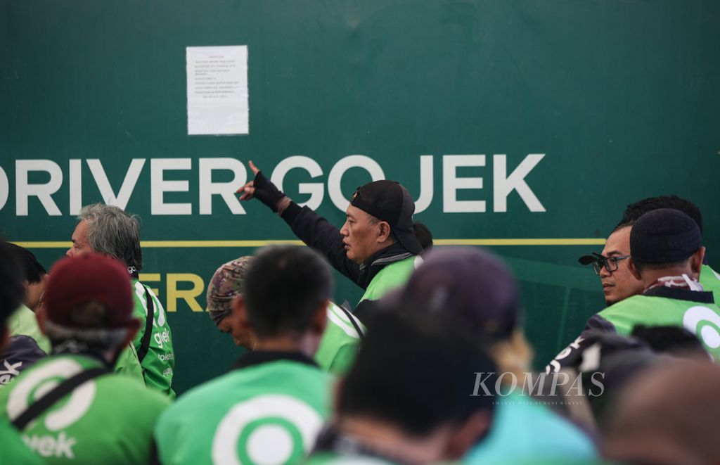 Pengemudi ojek daring menunggu penumpang di selter khusus dekat Stasiun Palmerah, Jakarta, Jumat (30/8/2024). 