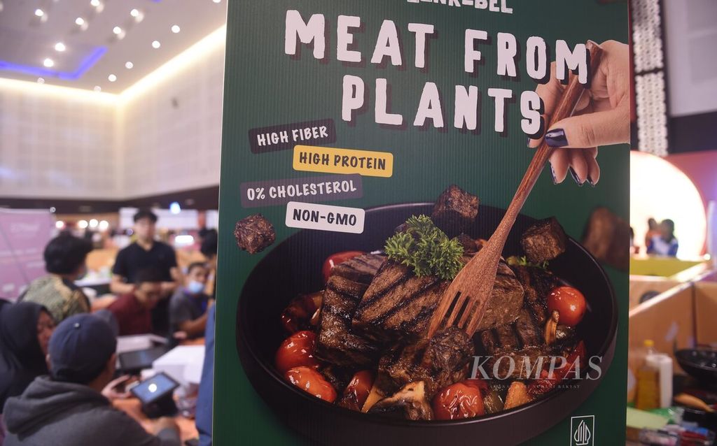 Poster berisi informasi daging yang dibuat dari tumbuhan terpampang di stan peserta Vegan Festival 2024 di Grand City, Surabaya, Jawa Timur, Kamis (25/1/2024). Festival diikuti 102 pengusaha kuliner vegan dan berlangsung hingga 28 Januari 2024. 