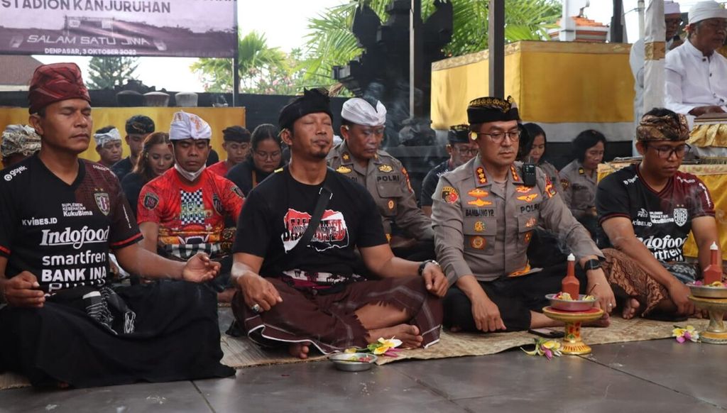 Dokumentasi Humas Polresta Denpasar menampilkan Kepala Polresta Denpasar Kombes Bambang Yugo Pamungkas (kedua, kanan) saat mengikuti doa bersama di Polresta Denpasar, Kota Denpasar, Senin (3/10/2022). 