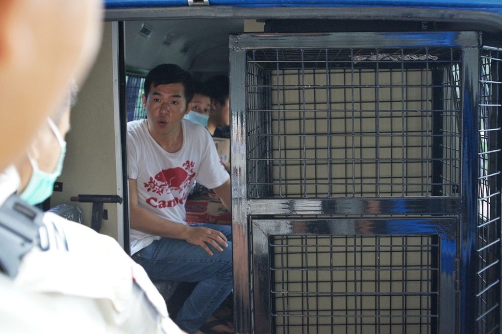 Sebanyak 47 orang warga asing asal China dan Taiwan digiring Petugas Imigrasi setelah selesai olah TKP terkait kasus penipuan dan pemerasan di Batam, Kepulauan Riau, Rabu (25/9/2019).