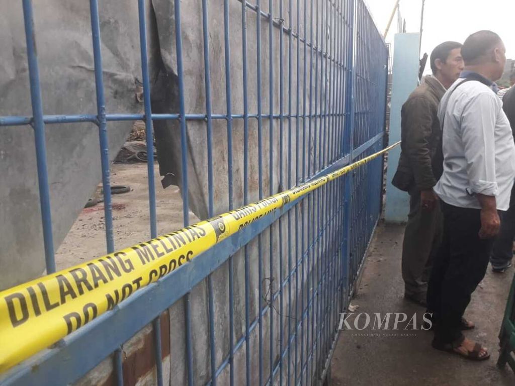 Mayat laki-laki tanpa identitas ditemukan warga di sebuah gedung kosong di Jalan RE. Martadinata, Kelurahan Pesawahan, Kecamatan Teluk Betung Selatan, Kota Bandar Lampung, Minggu (16/6/2019). Mayat tersebut diduga korban pembunuhan.