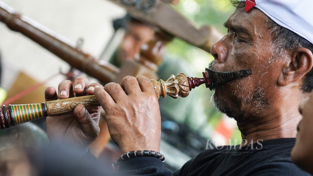 Pemain trompet musik pengiring saat pesilat beraksi dalam Festival Pencak Silat Seni Tradisi Kebun Raya Cup I di Taman Reinwart-Ecodome Kebun Raya Bogor, Kota Bogor, Jawa Barat, Sabtu (20/8/2022). Pencak silat juga merupakan warisan budaya dunia tak benda dari Indonesia yang diakui oleh UNESCO pada 2019.