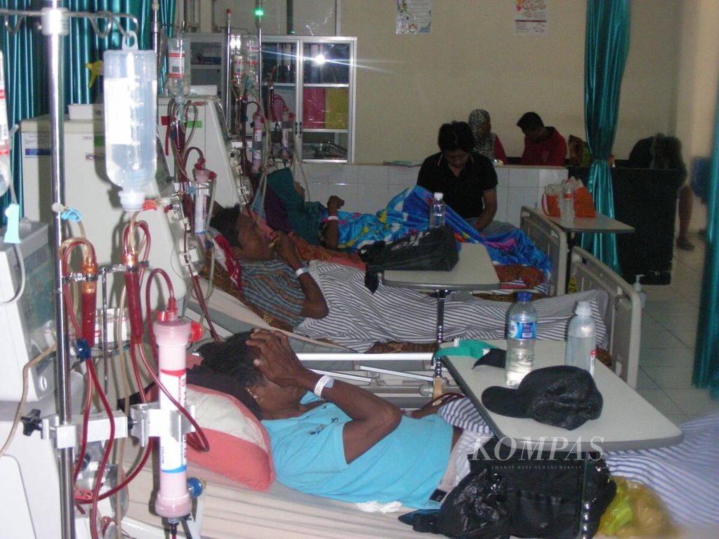 Sejumlah pasien menjalani cuci darah di Rumah Sakit Umum Daerah Dr Soegiri Lamongan, Jawa Timur, awal April 2018.