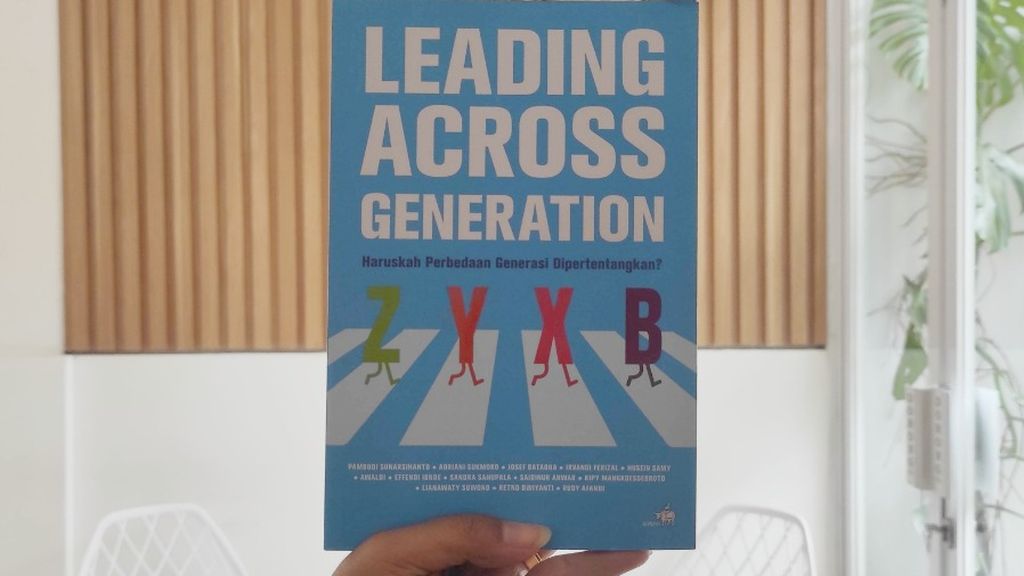 Halaman muka buku berjudul <i>Leading Across Generation: Haruskah Perbedaan Generasi Dipertentangkan?.</i>