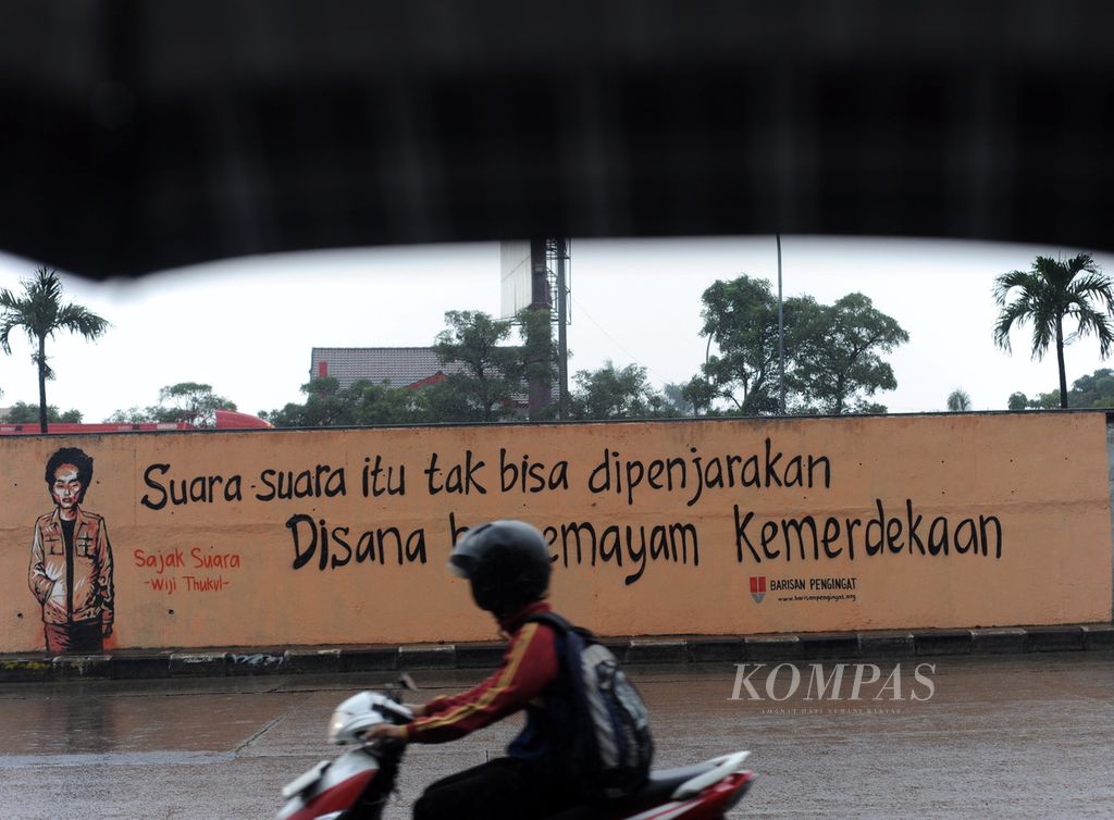 Penggalan puisi Widji Thukul tentang kebebasan terpampang dalam mural di kawasan Lenteng Agung, Jakarta, Minggu (2/2/2014). Wiji Thukul adalah penyair sekaligus aktivis prodemokrasi yang hilang bersama 13 aktivis lain sejak 1998.