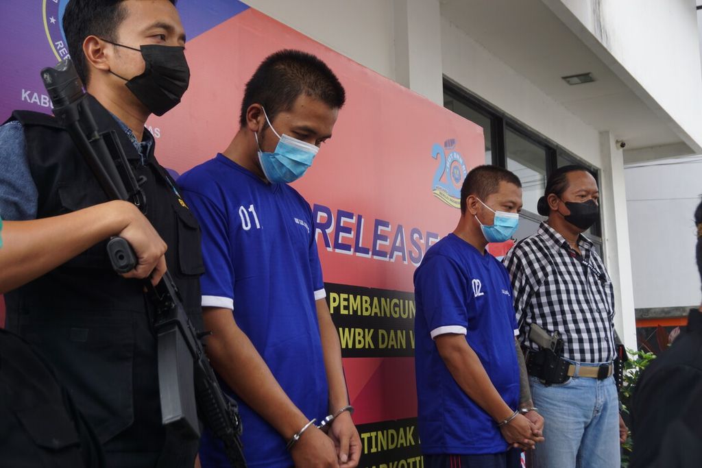 Dua tersangka pengedar tembakau sintetis dibekuk BNN Banyumas, Jawa Tengah, Selasa (22/3/2022).