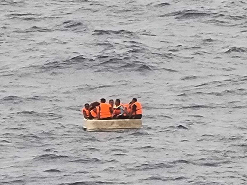 Delapan awak Kapal Layar Motor Buana Indah menggunakan sekoci setelah kapal mereka tenggelam akibat ombak tinggi di perairan Natuna, Kepulauan Riau, Senin (3/4/2023).
