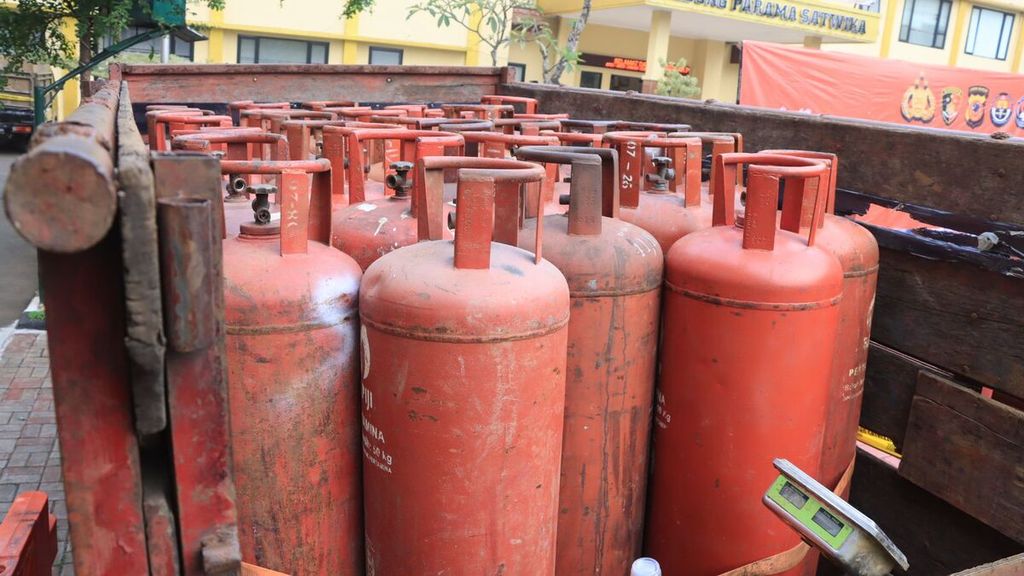 Satuan Reserse Kriminal Polresta Bogor menyita barang bukti berupa tabung gas 50 kg dan  mengungkap sindikat oplosan tabung gas bersubsidi berukuran 3 kg ke tabung gas 12 kg dan 50 kg pada Jumat (26/5/2023).