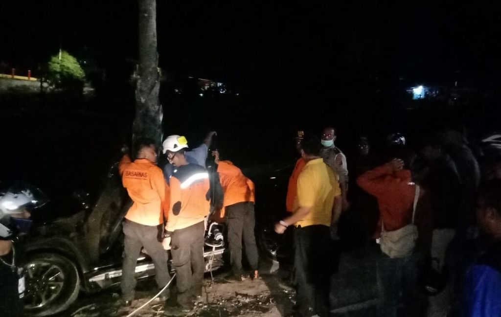 Tim evakuasi dari Kantor Pencarian dan Pertolongan Kelas A Kupang melakukan evakuasi jenazah Sekda NTT yang meninggal di dalam mobil yang dikemudikan sendiri pada pukul 03.00. Warandoy dilantik menjadi Sekda, 13 Juli 2022, menggantikan Ben Polo Maing, yang masuk masa purnatugas.
