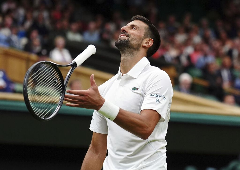 Petenis Serbia, Novak Djokovic, saat tampil di babak pertama Wimbledon melawan petenis Ceko, Vit Kopriva, di London, Inggris, Selasa (2/7/2024). Djokovic bakal tampil membela negaranya di Olimpiade Paris 2024.