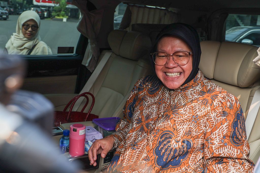 Menteri Sosial Tri Rismaharini seusai mengikuti rapat terbatas bersama Presiden Joko Widodo di Istana Merdeka, Jakarta, Selasa (3/9/2024). Tri Rismaharini dan Gus Hans diusung PDI-P dan Partai Hanura maju sebagai calon gubernur dan wakil gubernur Jatim dalam kontestasi Pilkada 2024.