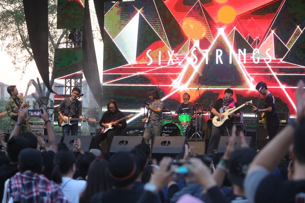 Aksi Six String bersama Yopie Item (ketiga dari kiri) dalam Synchronize Festival di Gambir Expo, Kemayoran, Jakarta, Minggu (6/10/2019). Six String terdiri dari (kiri ke kanan) Boim, Tohpati, Dewa Budjana, Baron, Dan Eros.