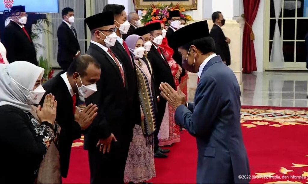Presiden Joko Widodo memberikan ucapan selamat bertugas kepada komisioner KPU dan Bawaslu periode 2022-2027 yang baru saja dilantik di Istana Negara, Jakarta, Selasa (12/4/2022).
