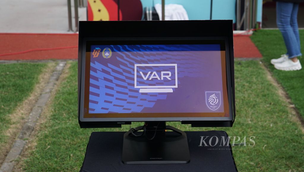 Monitor VAR yang digunakan dalam laga Final EPA U20 Liga 1 2023/2024 di Stadion Manahan, Kota Surakarta, Jawa Tengah, Kamis (7/3/2024). 