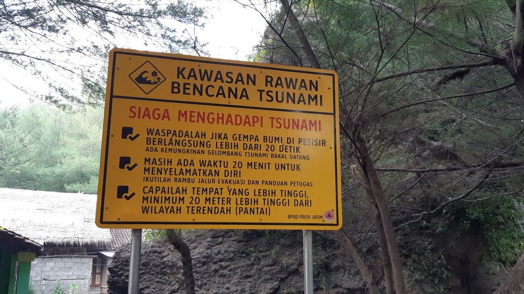 Papan berisi informasi kewaspadaan menghadapi tsunami di kawasan Pantai Serang, Kabupaten Blitar,  11 Desember 2021.