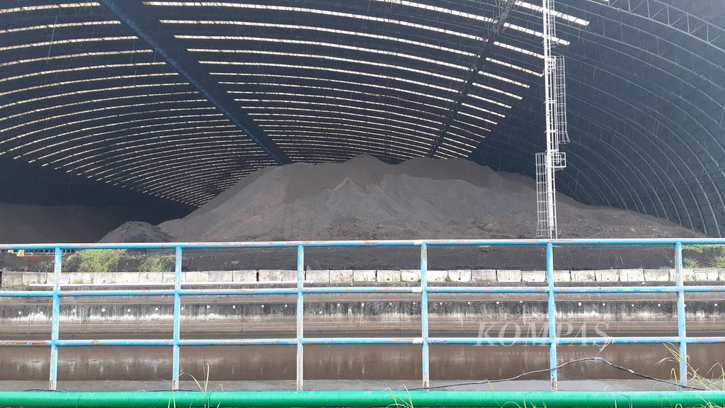 Salah satu tempat penyimpanan batubara yang digunakan untuk bahan bakar Pembangkit Listrik Tenaga Uap Paiton, Jumat (4/2/202).