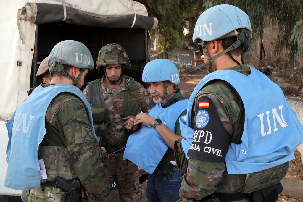 Sejumlah anggota Pasukan Penjaga Perdamaian PBB asal Spanyol tengah berbincang dengan militer Lebanon di Marjayoun, Lebanon selatan, 8 Oktober 2024.  