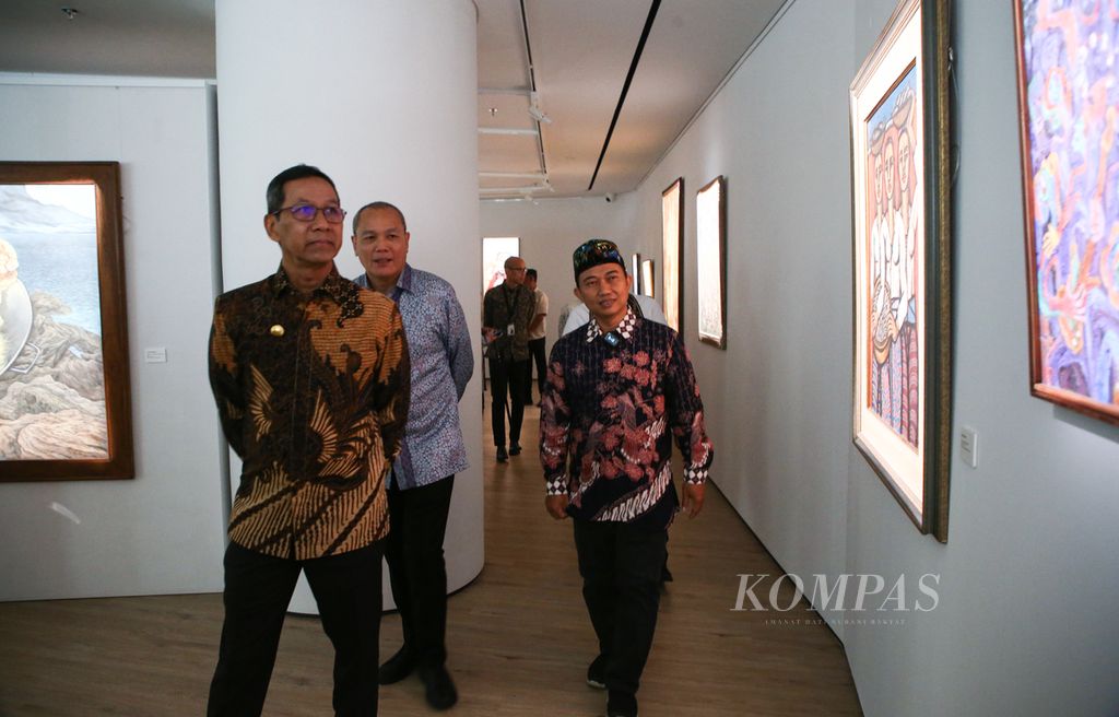 Penjabat Gubernur DKI Jakarta Heru Budi Hartono bersama CEO Kompas Gramedia Lilik Oetama serta General Manager Bentara Budaya Jakarta Ilham Khoiri menyaksikan koleksi lukisan yang dipamerkan pada pembukaan Bentara Budaya Art Gallery di Menara Kompas, Jakarta, Selasa (23/9/2023).