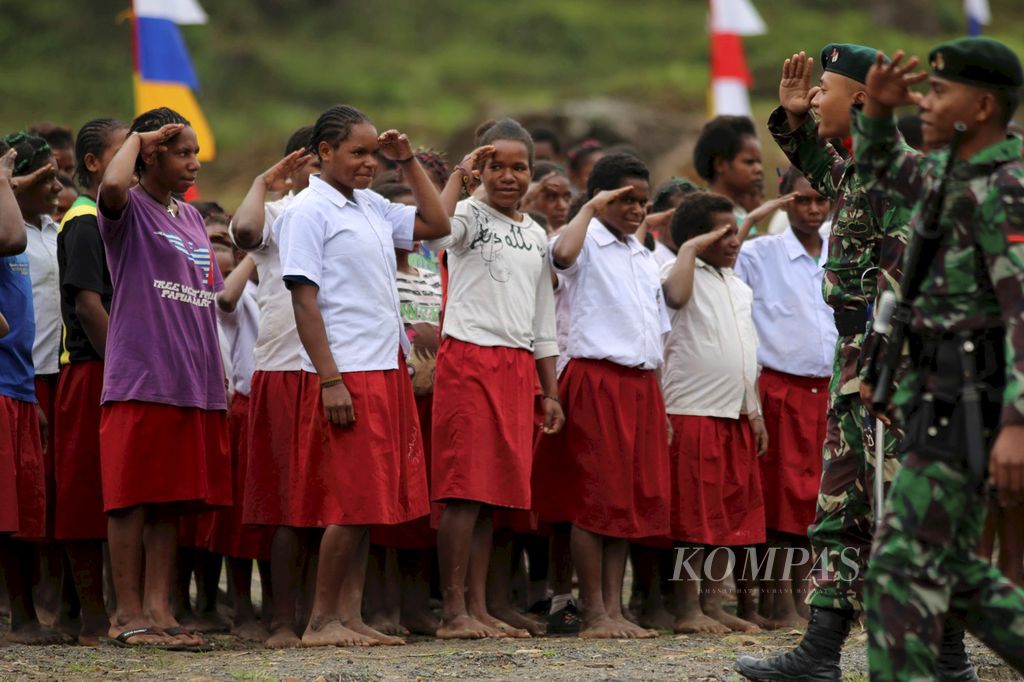 Anak-anak SD Inpres Mbua, Kabupaten Nduga, bersama anggota Batalyon 752 Sorong berlatih menjelang upacara peringatan Hari Kemerdekaan Republik Indonesia, Rabu (17/8), di Mbua. 